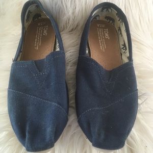 Tom’s Navy Blue women’s 7.5 canvas classic shoes.
